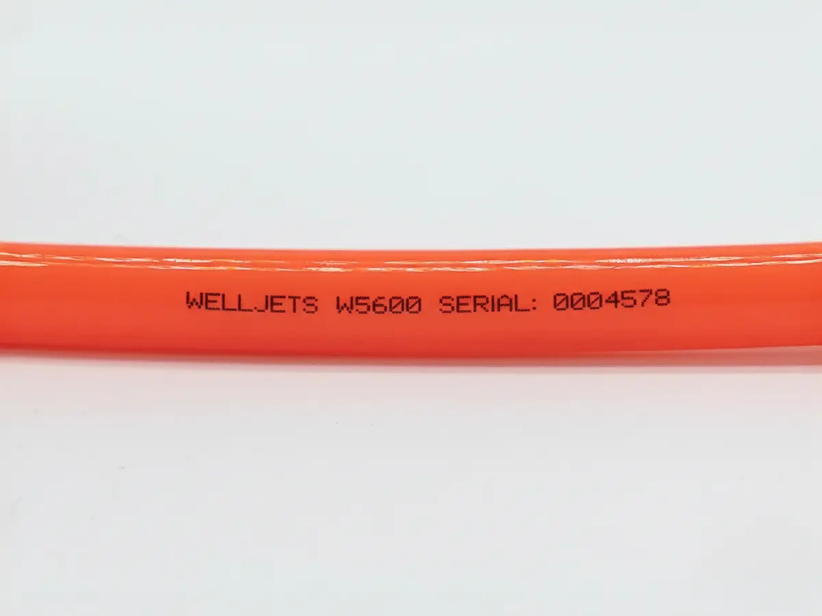 Маркировка серийного номера на пластиковом кабеле принтером Welljets W5600